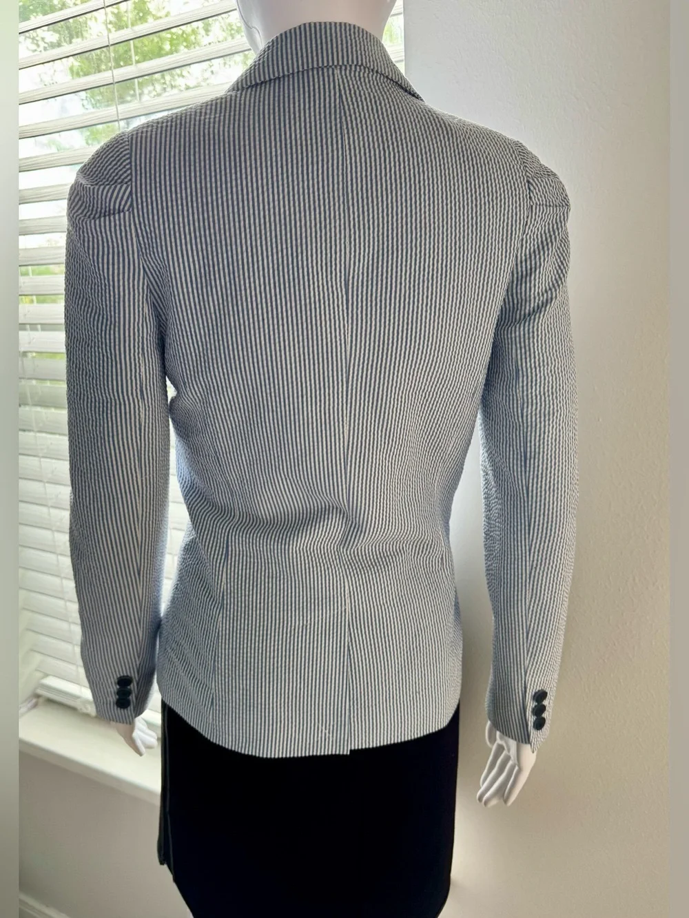 H&M women's seersucker blazer (blue and white stripe). Sz-4. Fitted H&M blazer